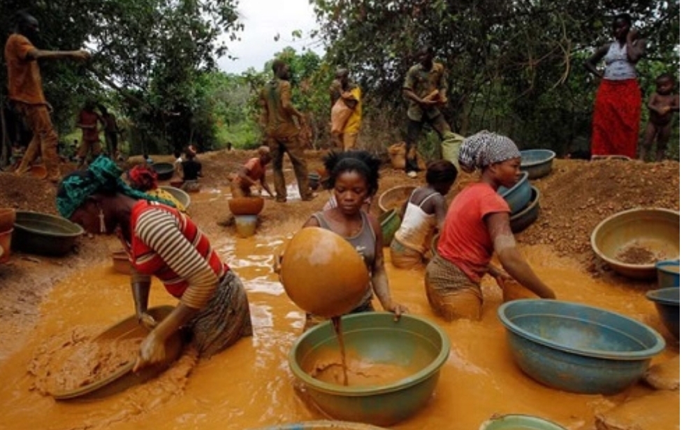 Fourteen people die in DR Congo after an illegal mine collapses on them - Featured Image